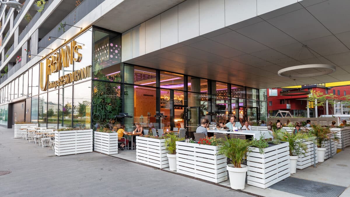 Gäste auf der Terrasse vor dem URBAN's im Sonnwendviertel