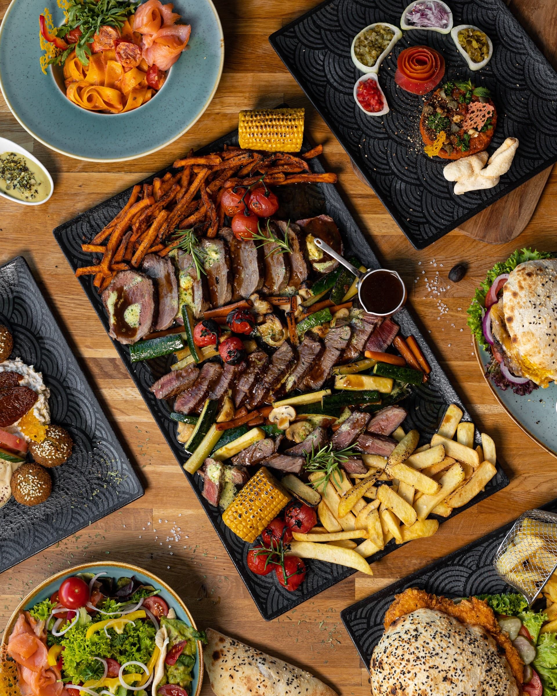 Große Sharing-Platte mit Steak, Beilagen und Dips bei URBAN's Wien